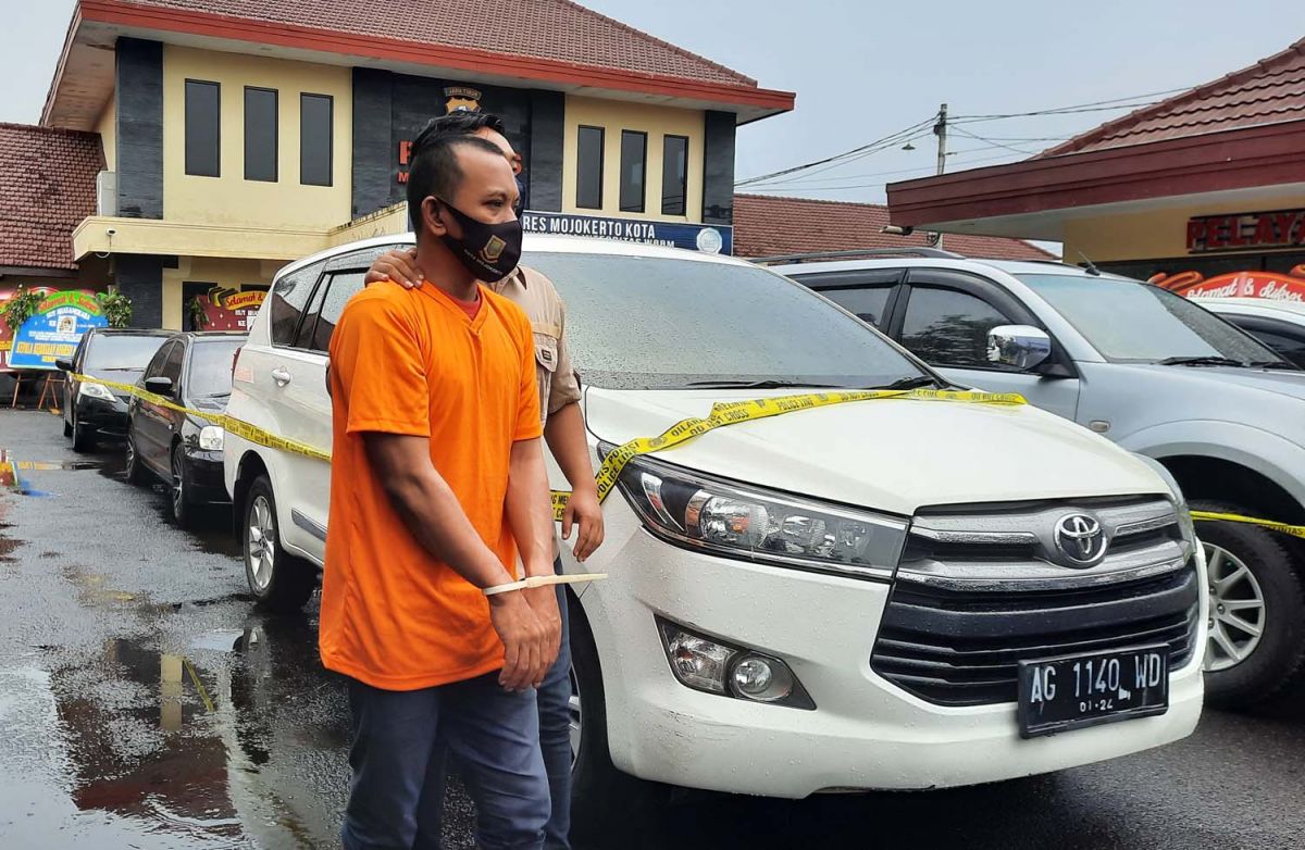 Pelaku penggelapan mobil saat dikeler petugas (Foto: Achmad Supriyadi/jatimnow.com)