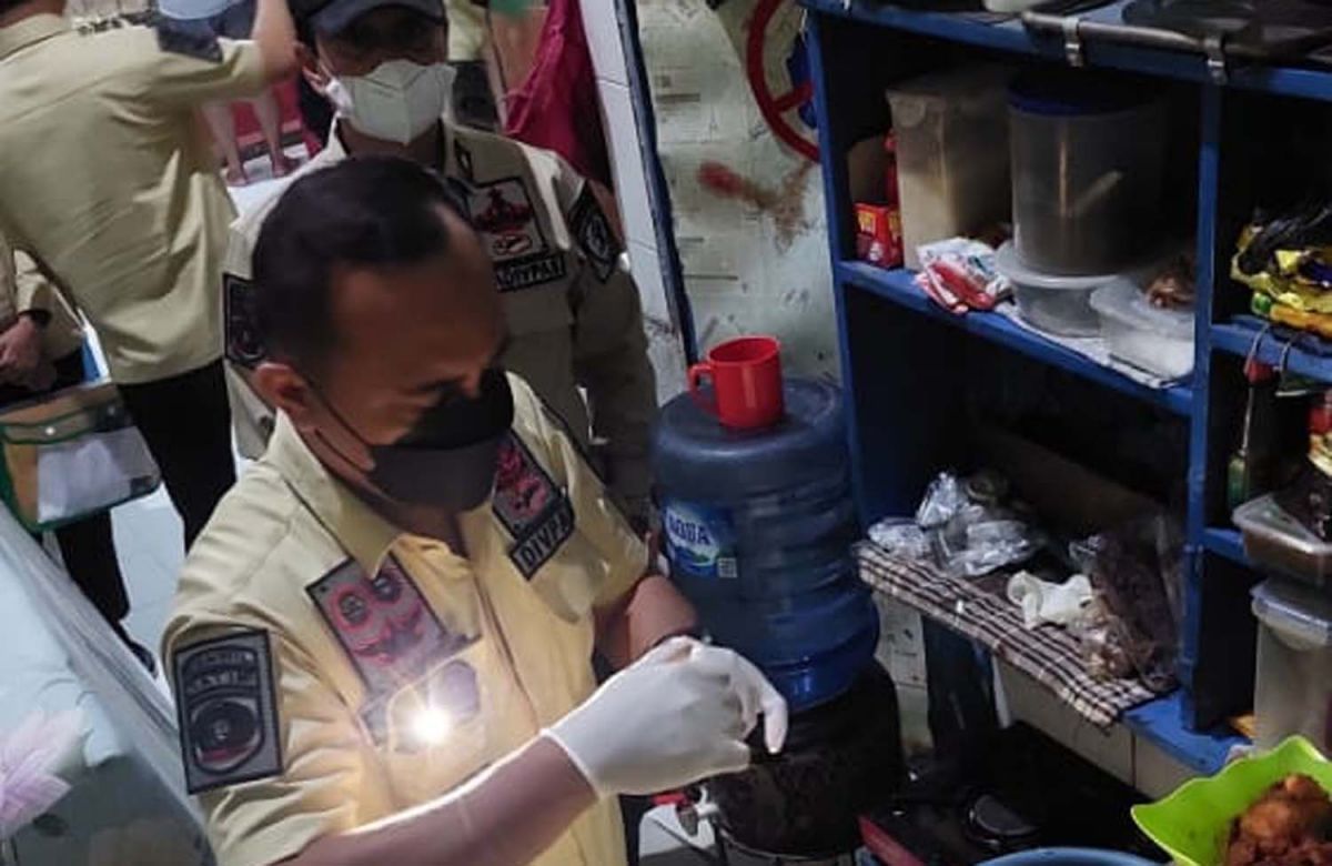 Petugas Divpas Kantor Kemenkumham Jatim saat melakukan penggeledahan di Lapas Sidoarjo (Foto: Humas Kemenkumham Jatim)