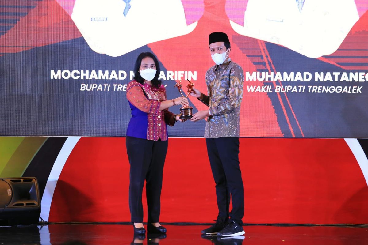 Wakil Bupati Trenggalek Syah Muhamad Nata Negara saat menerima penghargaan.(Foto: Humas Pemkab Trenggalek)