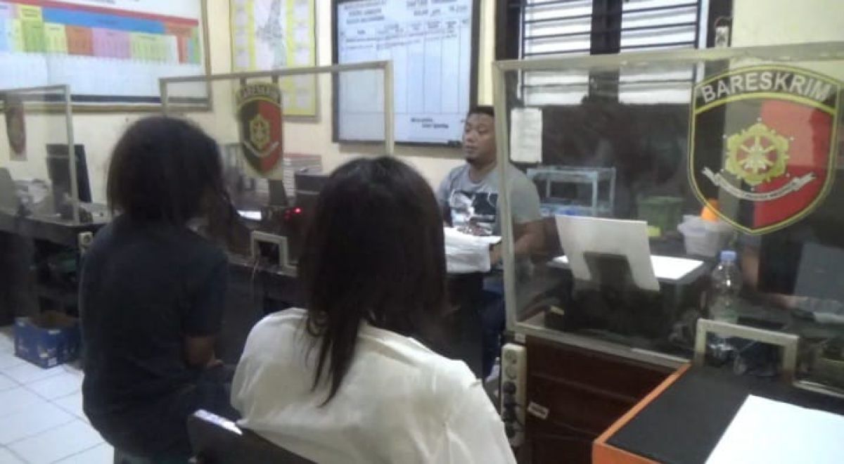 Pelaku saat diamankan polisi di Polsek Mojoagung. (Foto: Elok Aprianto/jatimnow.com)