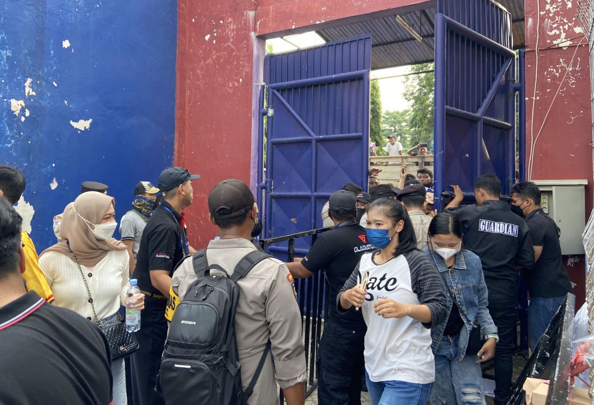 Penonton menerobos barikade petugas di Pintu A Stadion Brawijaya Kediri (Foto: Yanuar Dedy/jatimnow.com)
