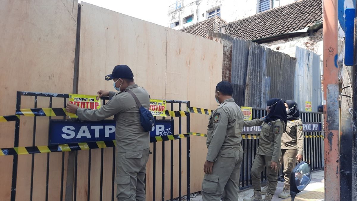 Satpol PP Kota Mojokerto saat berada di lokasi pembangunan ruko yang disegel.(Foto: Achmad Supriyadi/jatimnow.com)
