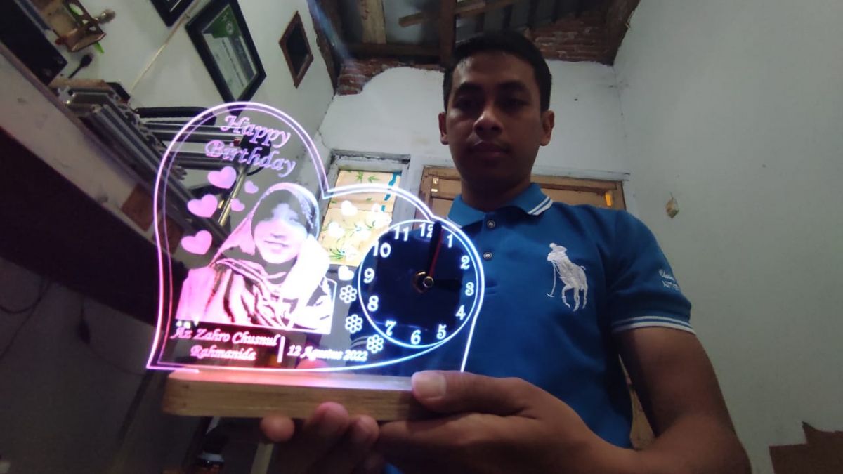 Kotak musik ukiran wajah karya Septian.(Foto: Elok Aprianto)