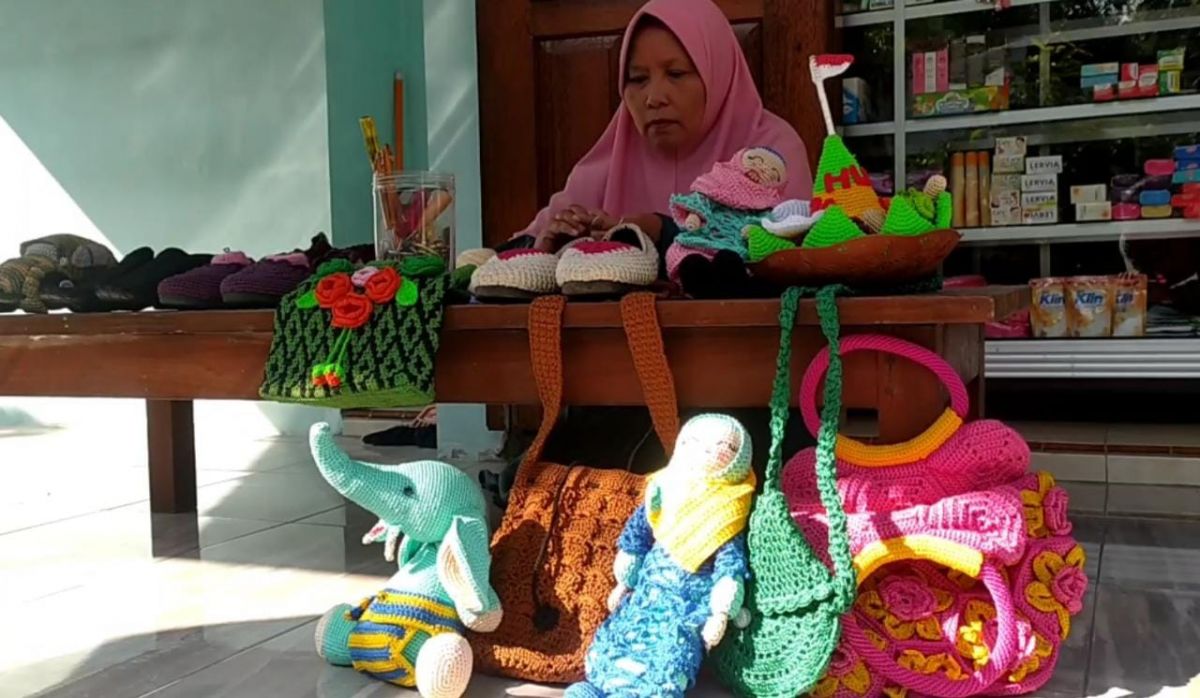 Belajar dari YouTube, Emak-emak di Jombang Hasilkan Cuan dari Kain Rajutan