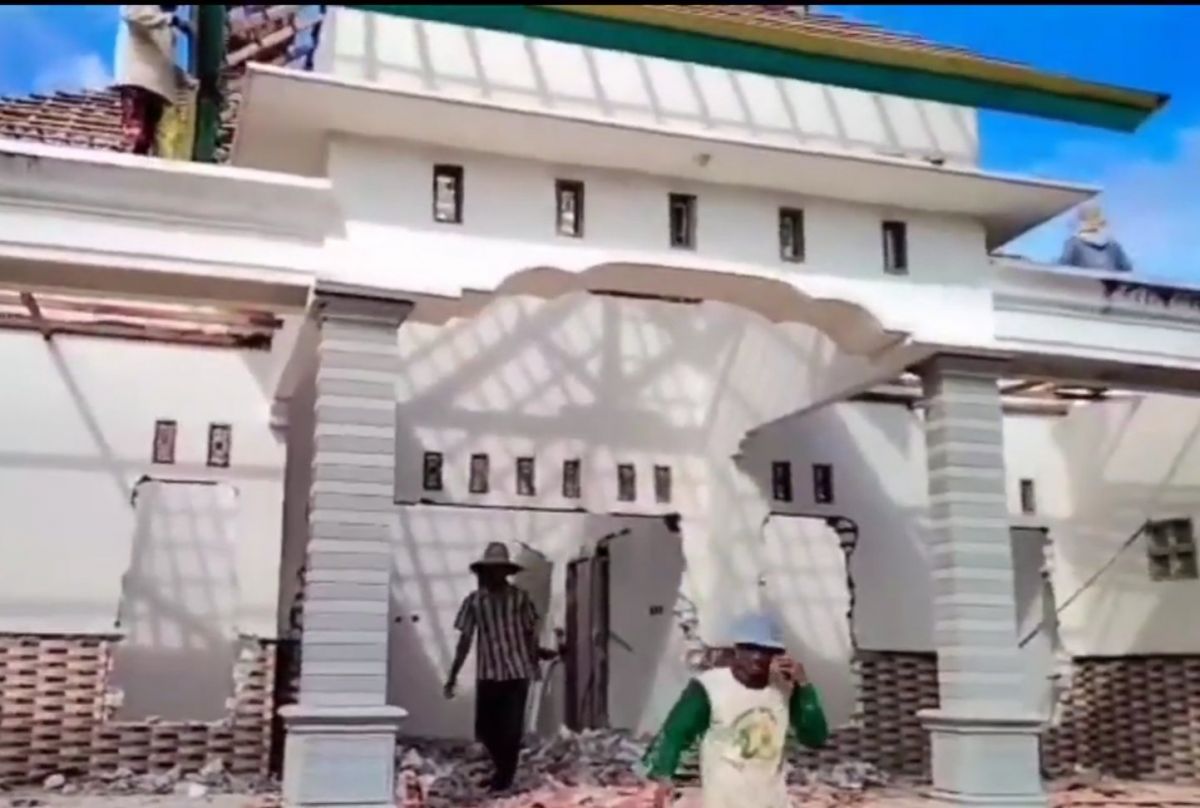 Tangkapan layar video perobohan rumah di Pamekasan.