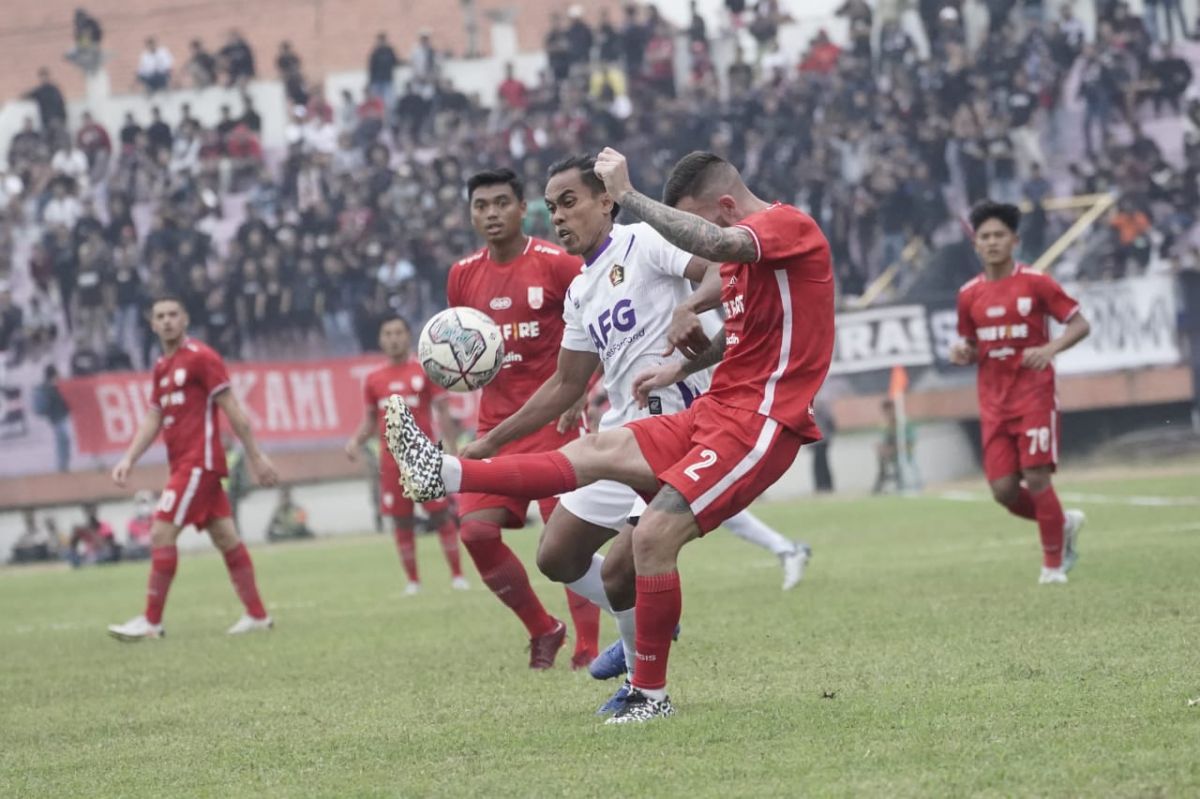 Duel antara Persik Kediri melawan Persis Solo di laga uji coba. (Foto: Media Officer Persik Kediri/jatimnow.com)