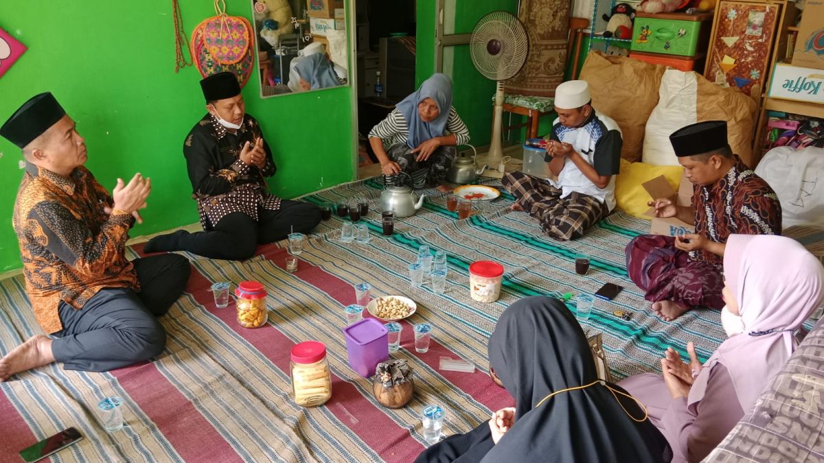 Perwakilan Kemenang di rumah duka.(Foto: Kemenag Pasuruan)