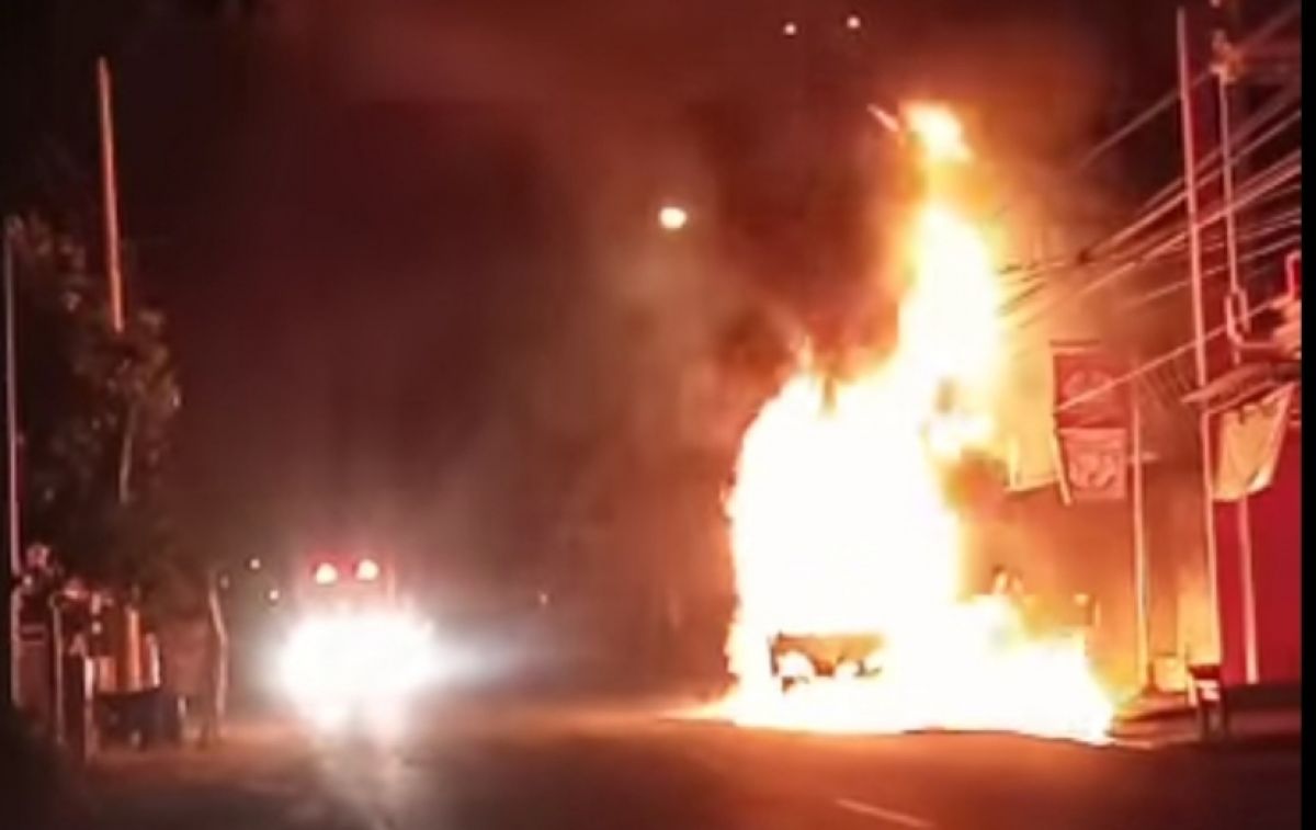 Kebakaran pikap muatan BBM di Lamongan.(Foto: Polsek Paciran for jatimnow.com)