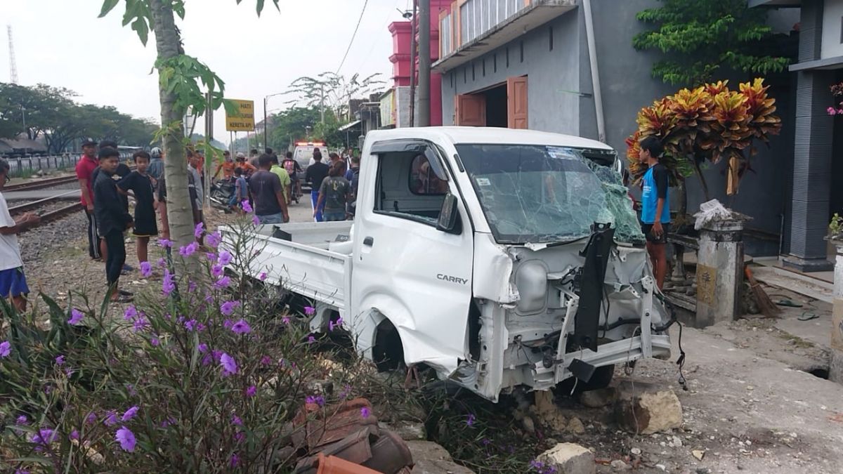 Kondisi pikap yang tersambar KA di Lamongan. (Foto: Adyad Ammy Iffansah/jatimnow.com)