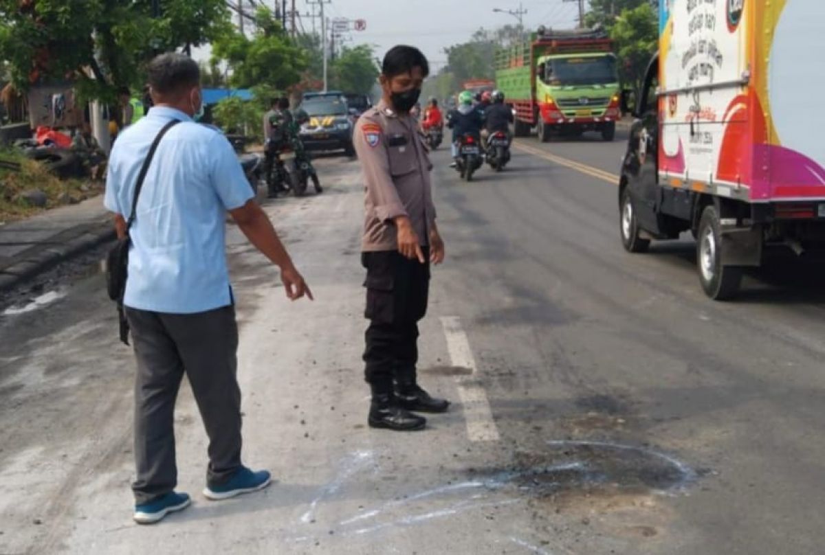 Polisi melakukan olah TKP kecelakaan pemotor di Manyar Gresik. (Foto: Polsek Manyar for jatimnow.com)