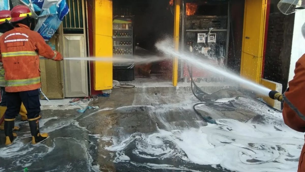 Pom Mini di Sidoarjo Terbakar Gegara Korsleting, 2 Mobil PMK Diterjunkan