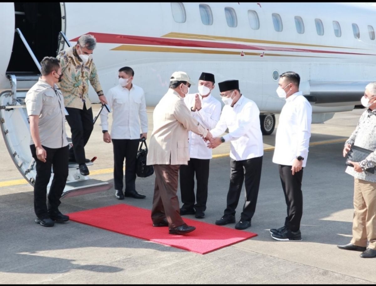 Ketum Gerindra Prabowo Subianto didampingi Sekjen Ahmad Muzani saat bersalaman dengan Ketua Gerindra Jatim Anwar Sadad (Foto: Dok. jatimnow.com)