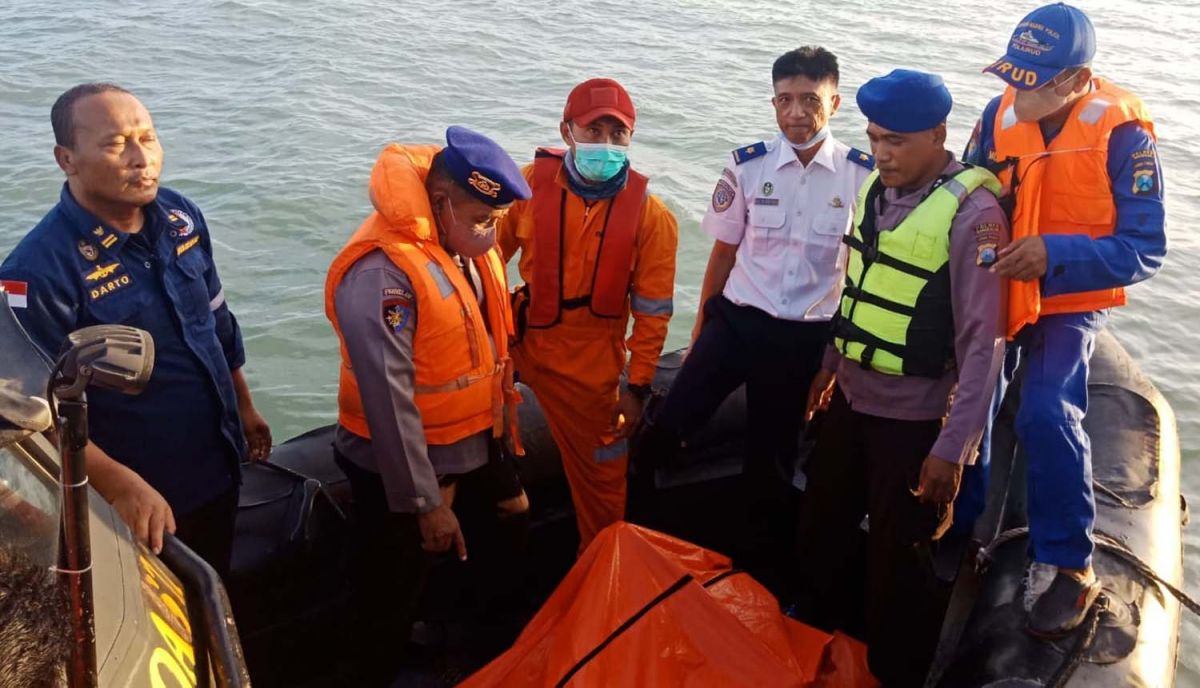 Petugas gabungan mengevakuasi mayat pria diduga driver ojol yang loncat dari Jembatan Suramadu (Foto: Humas Polres Bangkalan for jatimnow.com)