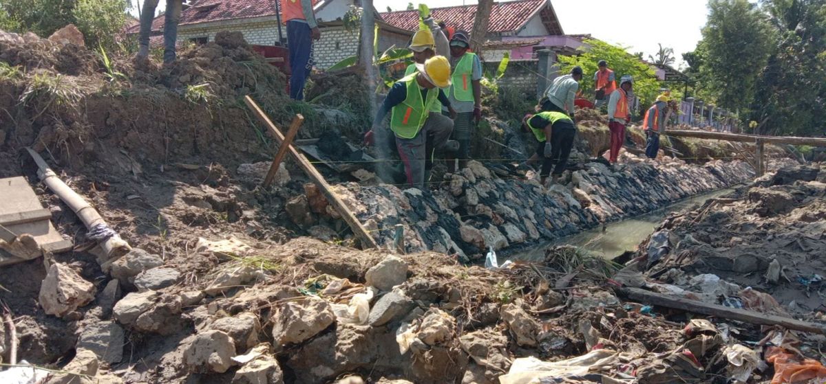 Proyek saluran irigasi di Desa Samiran, Kecamatan Proppo, Pamekasan, yang diprotes warga.(Foto: Fathor Rahman)