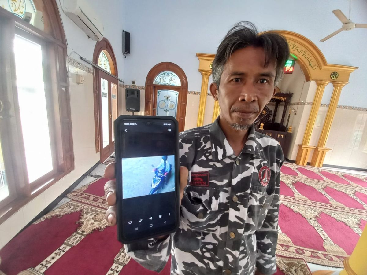 Rekaman CCTV yang ditunjukkan pengurus Masjid Al-Hidayah.(Foto: Elok Aprianto)