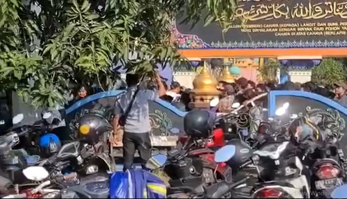 Massa menghalangi polisi yang hendak jemput paksa MSAT. (Foto: Elok Aprianto/jatimnow.com)