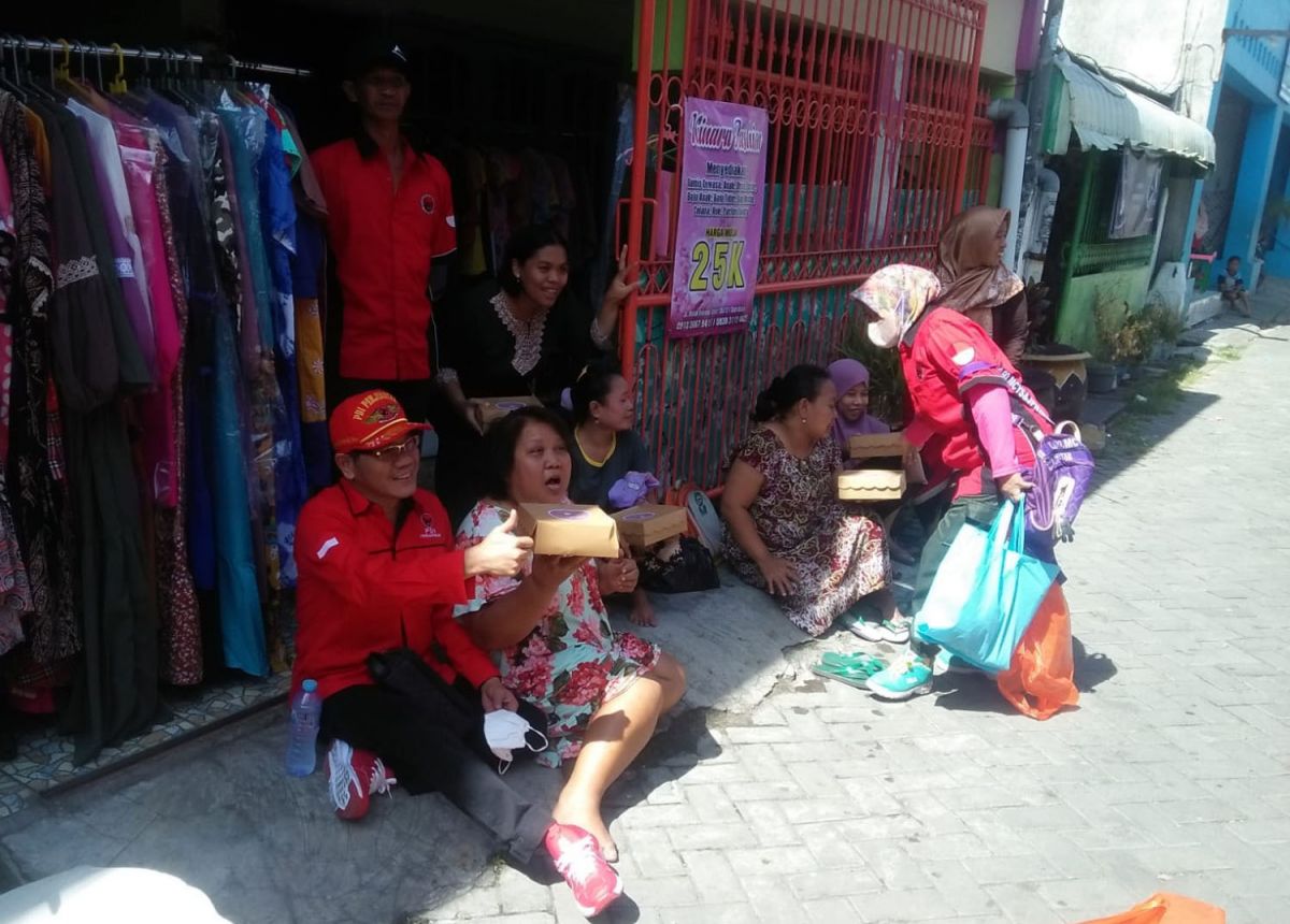 Obrolan Hangat Legislator PDIP dengan Emak-emak di Surabaya