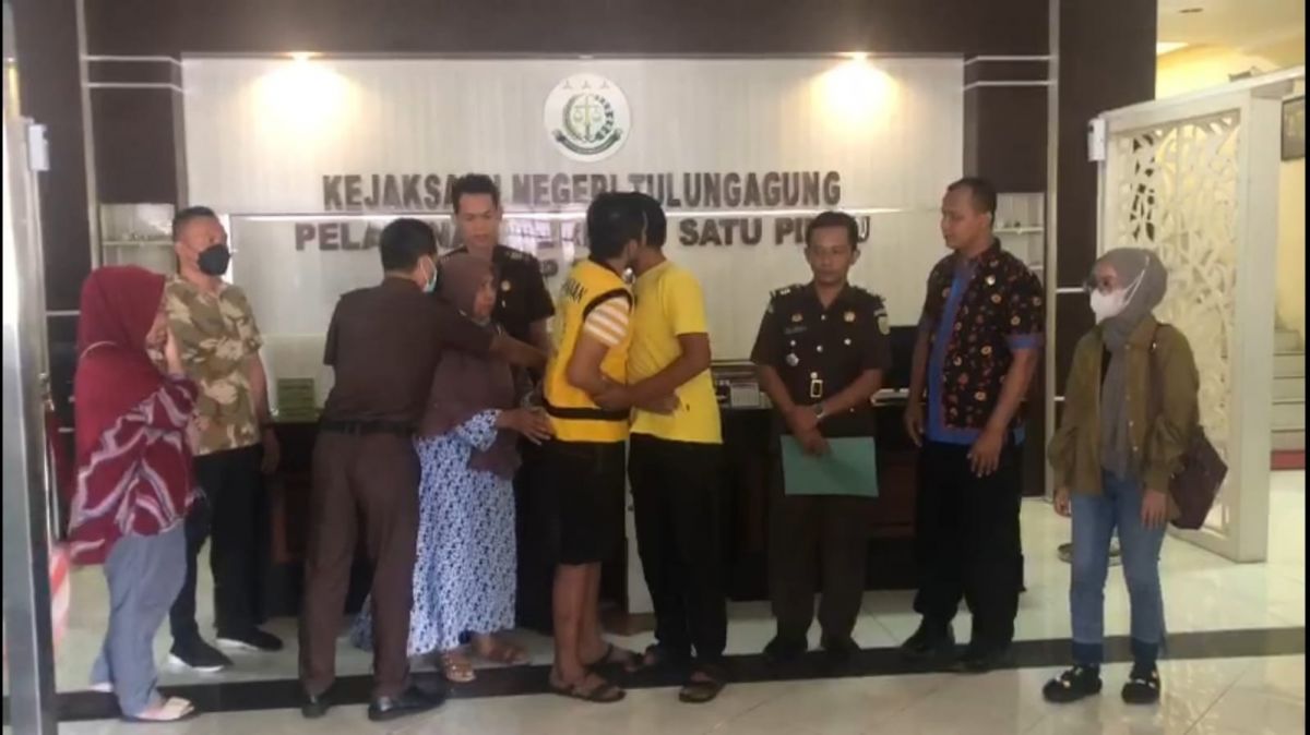 Pelaku dan korban penganiayaan saling memafkan melalui proses RJ di Kantor Kejari Tulungagung. (Foto: Kejari Tulungagung/jatimnow.com)