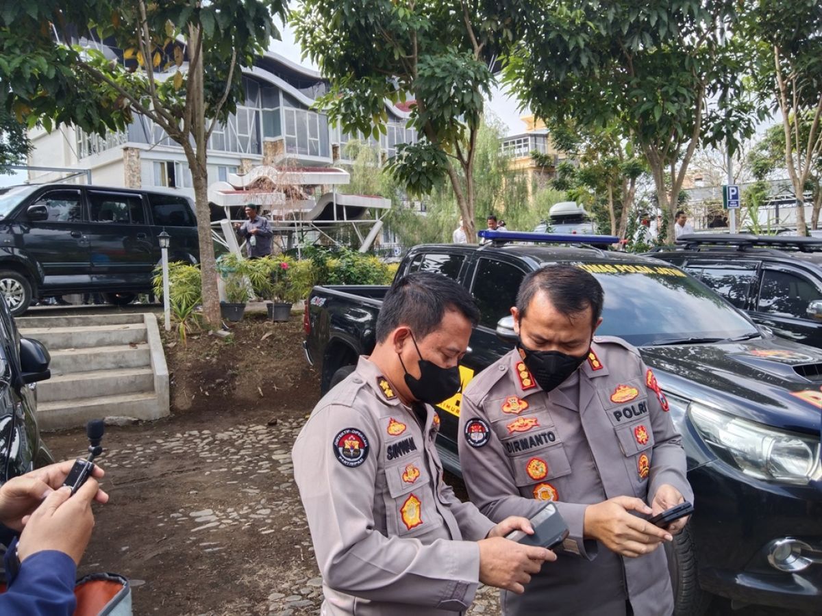 Rombongan Polda Jatim datang di Sekolah Selamat Pagi Indonesia ( SPI) Kota Batu.(Foto: Galih Rakasiwi)