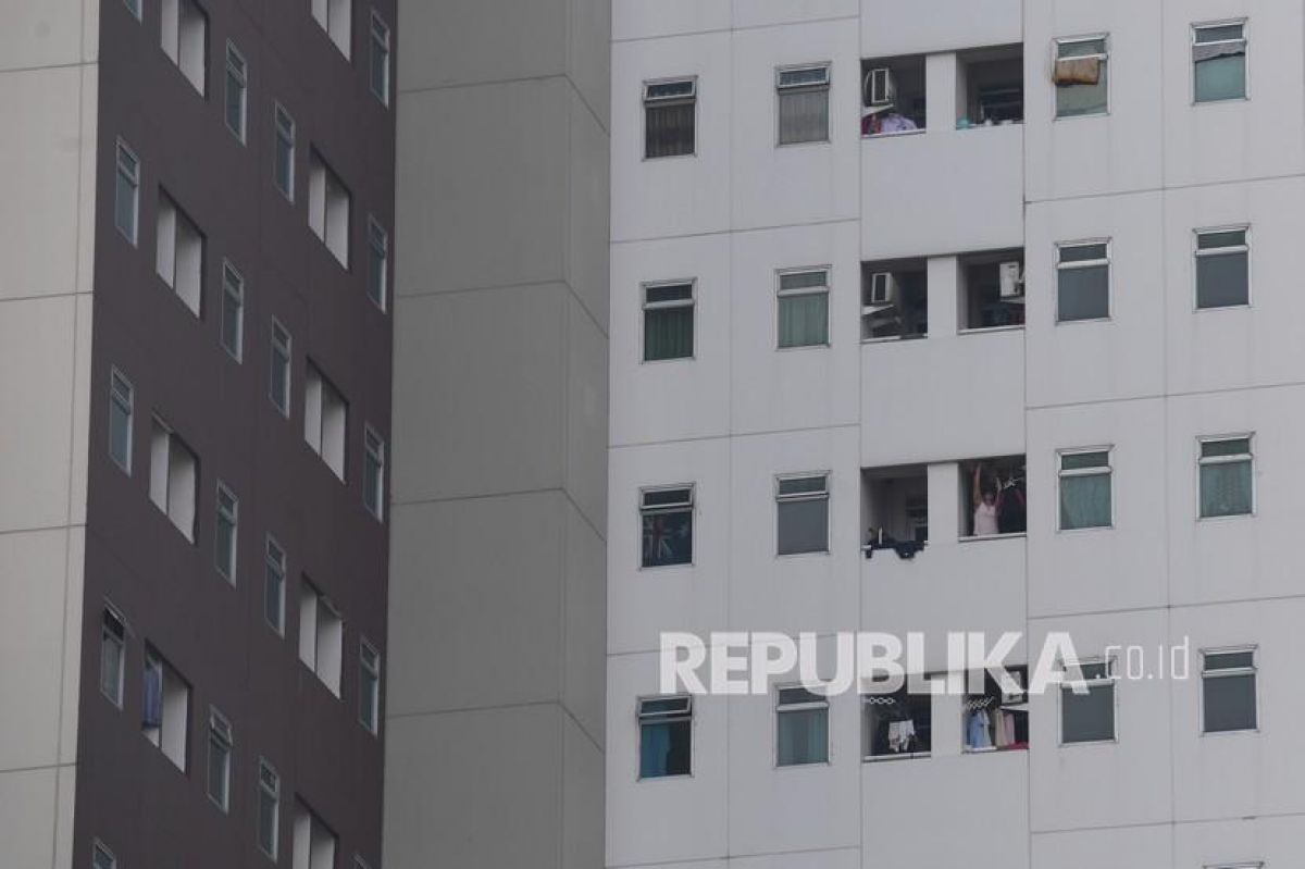 Ilustrasi: Warga menjemur pakaian di rumah susun sederhana milik atau rusunami.(Foto: Antara/Hafidz Mubarak A via Republika)
