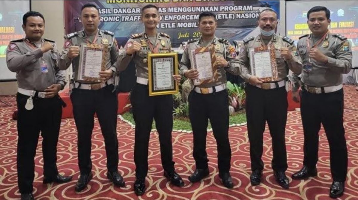 Kasatlantas Polres Lamongan AKP Aristianto Budi Sutrisno bersama jajaran saat menerima penghargaan dari Polda Jatim.(Foto: Satlantas Polres Lamongan for jatimnow.com)