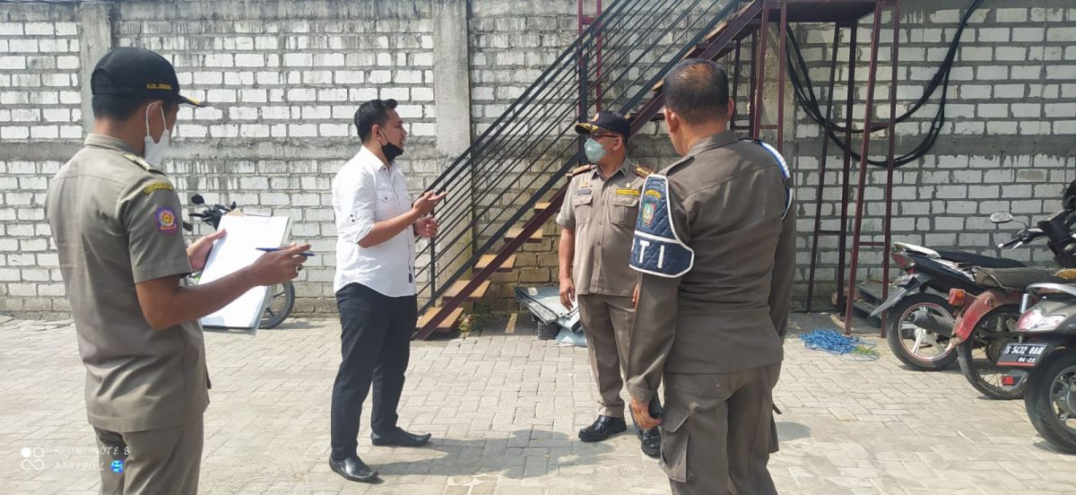 Satpol PP Kabupaten Jombang saat mendatangi pabrik pengolahan daging yang belum memiliki izin.(Foto: Elok Aprianto)
