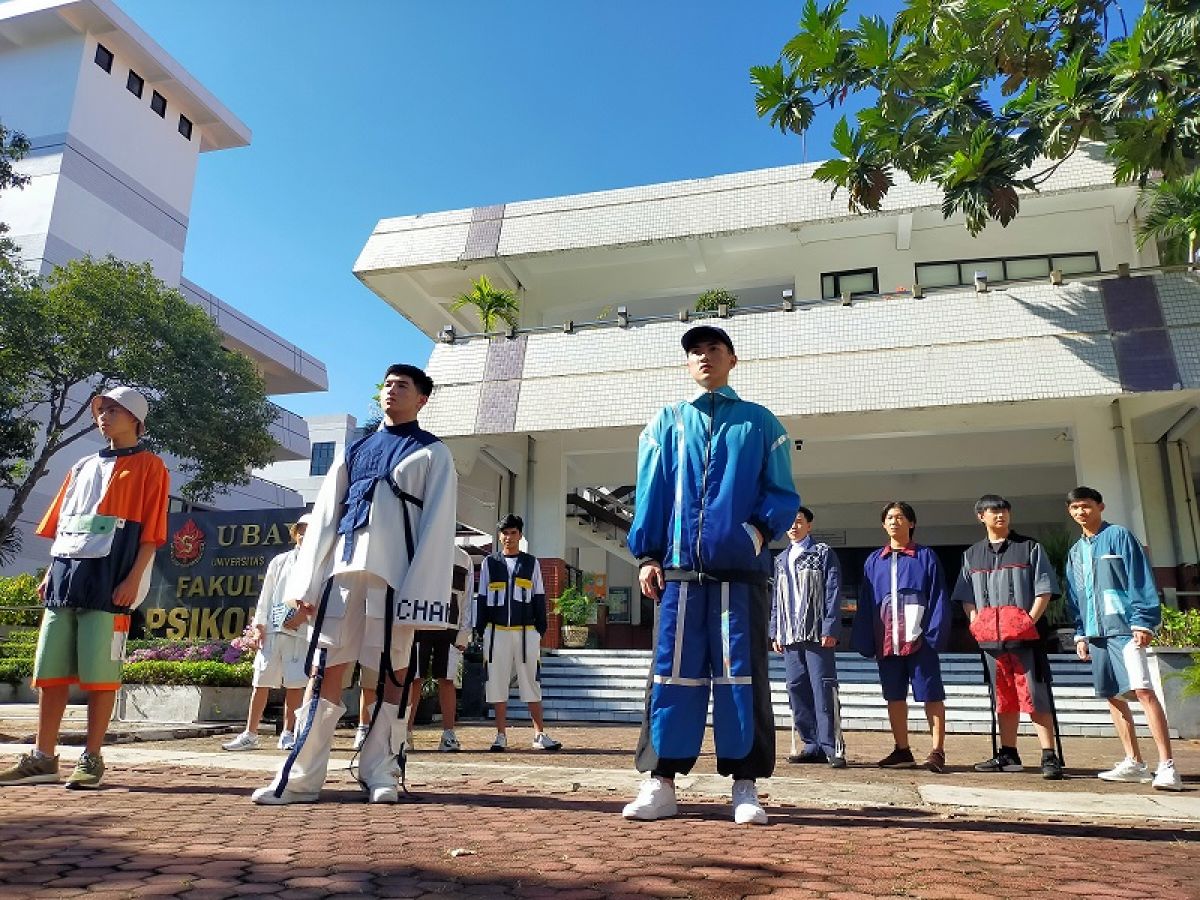 Busana Menswear Design Project with scanable AR (Augmented Reality) yang diperagakan model di Savana Psikologi, Kampus Ubaya Tenggilis. (Foto-foto: Farizal Tito/jatimnow.com)