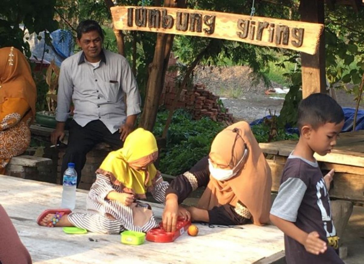 Anak-anak bergembira memainkan permainan jadul di Warong JMP. (Foto: Warung JMP for jatimnow.com)