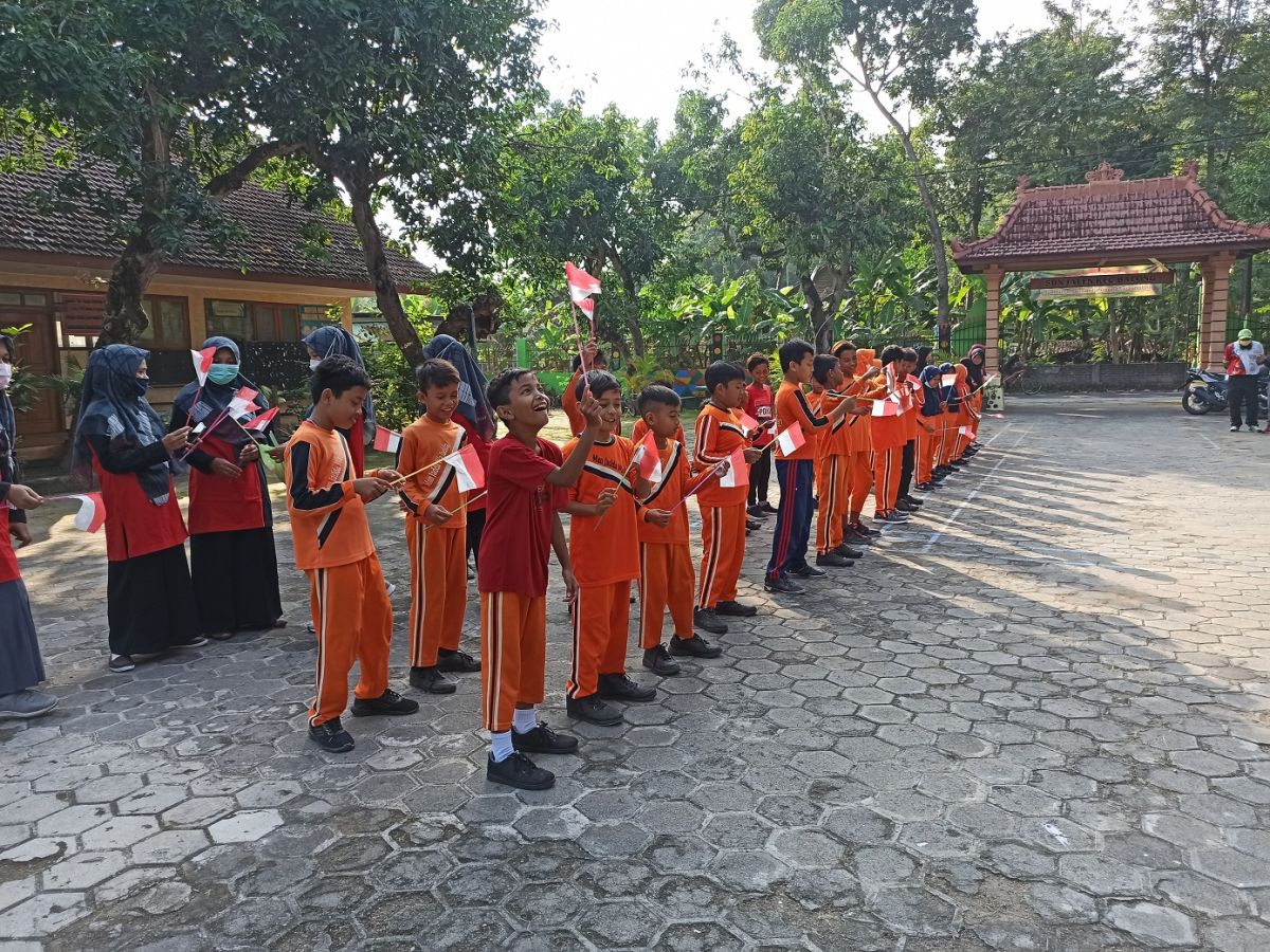 Siswa SDN di Ponorogo melakukan kegiatan Masa Pengenalan Lingkungan Sekolah (MPLS). (Foto: Mita Kusuma/jatimnow.com)