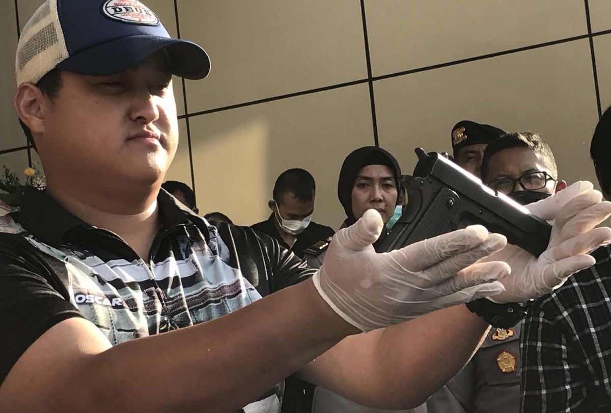 Senjata api yang digunakan pelaku untuk menembak juragan rongsokan di Candi, Sidoarjo (Foto: Zainul Fajar/jatimnow.com)