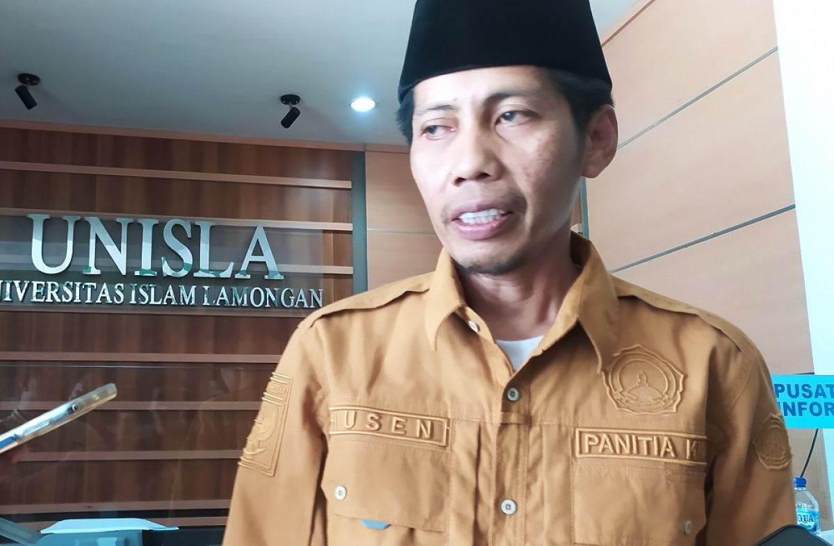 Husen, dosen Unisla seusai memenuhi panggilan pihak rektorat. (Foto: Adyad Ammy Iffansah/jatimnow.com)