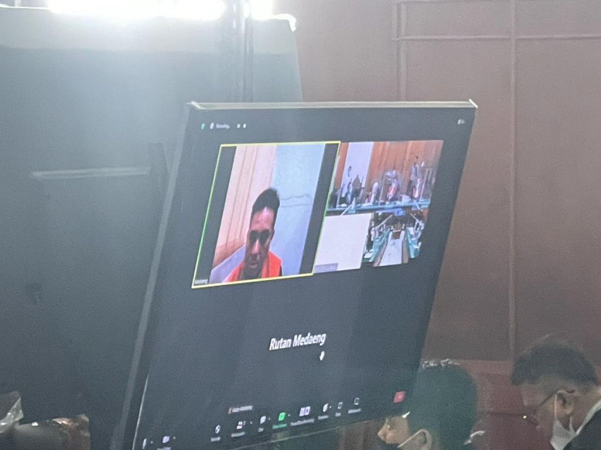 Mas Bechi saat menjalani sidang perdana secara daring (Foto: Zain Ahmad/jatimnow.com)