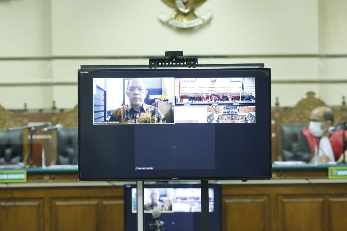 Sidang Tipikor hakim nonaktif Itong Isnaeni Hidayat di Pengadilan Tipikor Surabaya. (Foto: Zainul Fajar/jatimnow.com)