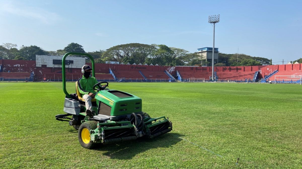 Pekerja dari Lestarindo Soccer Field melakukan penyempurnaan rumput Stadion Brawijaya Kediri.(Foto: Yanuar Dedy/Jatimnow.com)