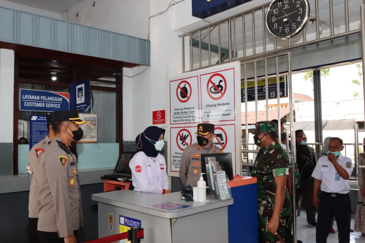 Kapolres Malang bersama Dandim 0818 Kabupaten Malang - Batu, Letkol Inf Taufik Hidayat. (Foto: Rizal Adhi Pratama/jatimnow.com)