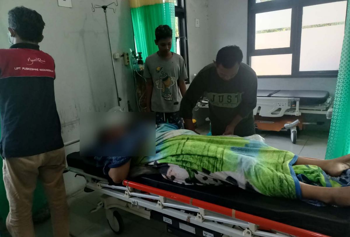 Istri di Ngawi yang dibacok suami mendapat perawatan di rumah sakit (Foto: Polres Ngawi)