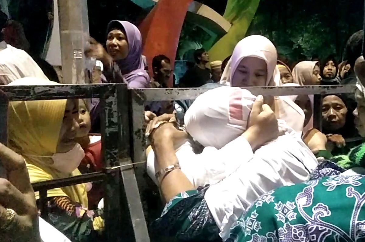 Tangis bahagia pecah dari keluarga saat menyambut kedatangan jemaah haji di Bojonegoro (Foto-foto: Misbahul Munir/jatimnow.com)
