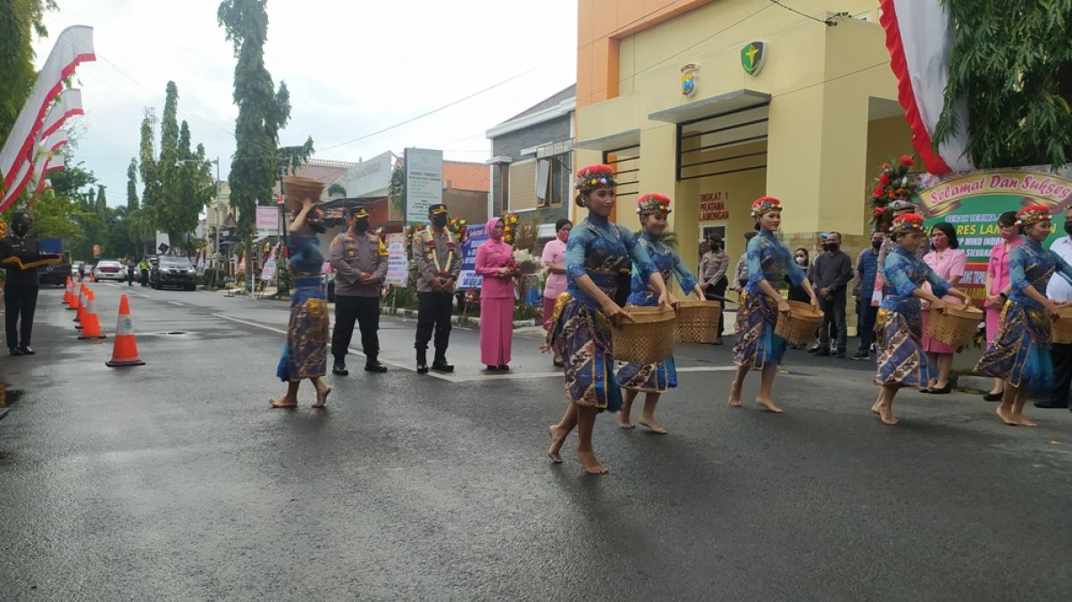 Tari Boranan meriahkan acara kenal pamit Kapolres Lamongan.(Foto: Adyad Ammy)
