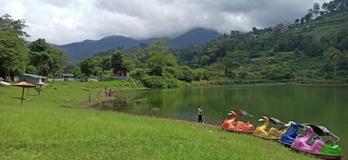 Telaga Wahyu di Magetan, mitosnya pasangan kekasih bisa putus jika berkunjung maupun melintasi.(Foto: Mita Kusuma)