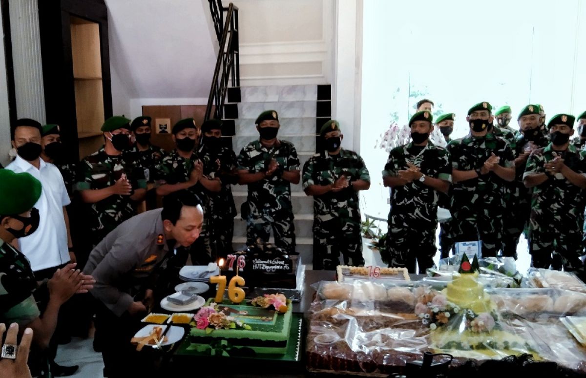 Kejutan dari anggota TNI dalam rangka Hari Bhayangkara ke-76 di Mapolres Batu. (Foto: Galih Rakasiwi/jatimnow.com)
