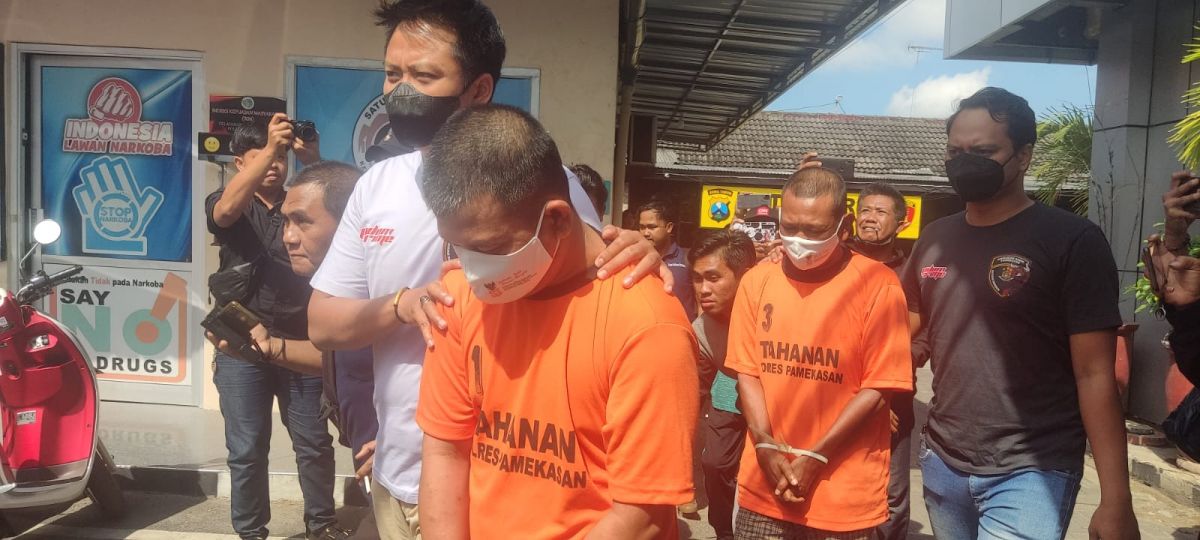 Dua tersangka pemerasan digelandang menuju ruang tahanan Mapolres Pamekasan.(Foto: Fathor Rahman)