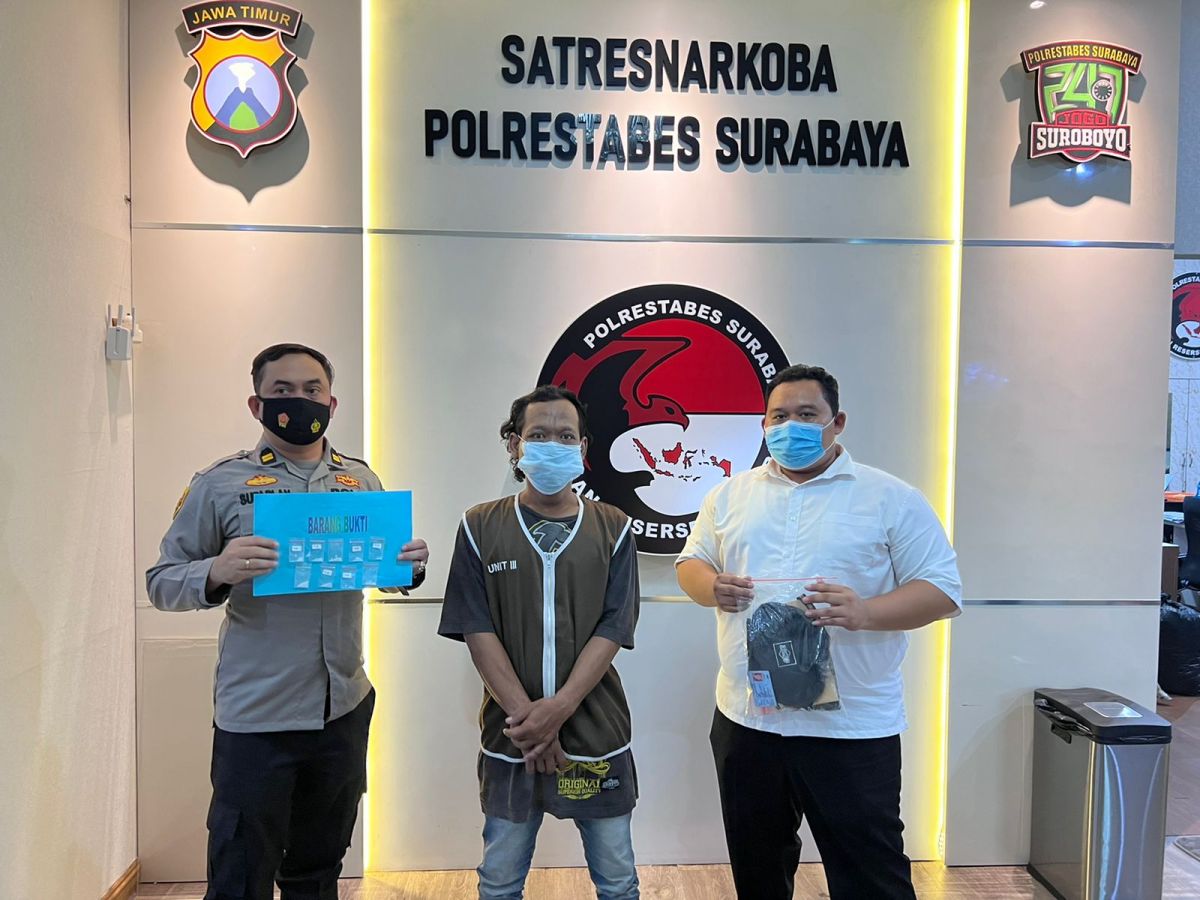 Tersangka narkoba yang ditangkap di rumah kos, Jalan Manyar.(Foto: Satnarkoba Polrestabes Surabaya)