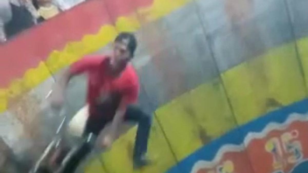 Tangkapan layar video amatir atraksi tong setan. (Foto: WhatsApp grup)