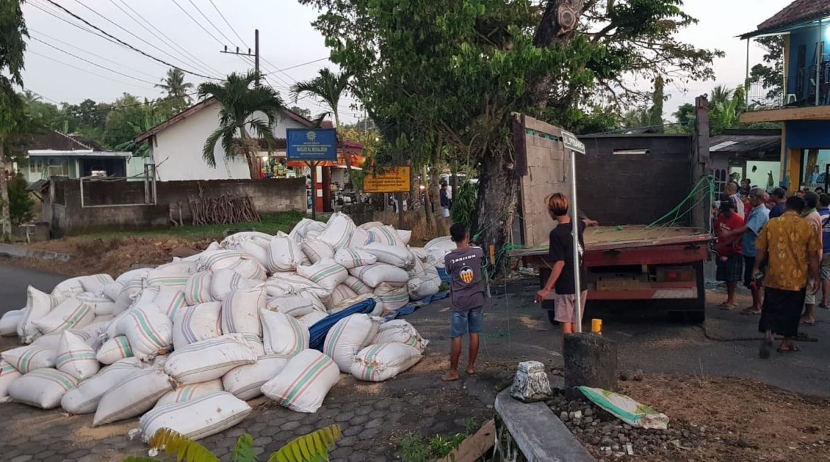 Truk pengangkut sekam terguling di Banyuwangi (Foto: Rony Subhan/jatimnow.com)