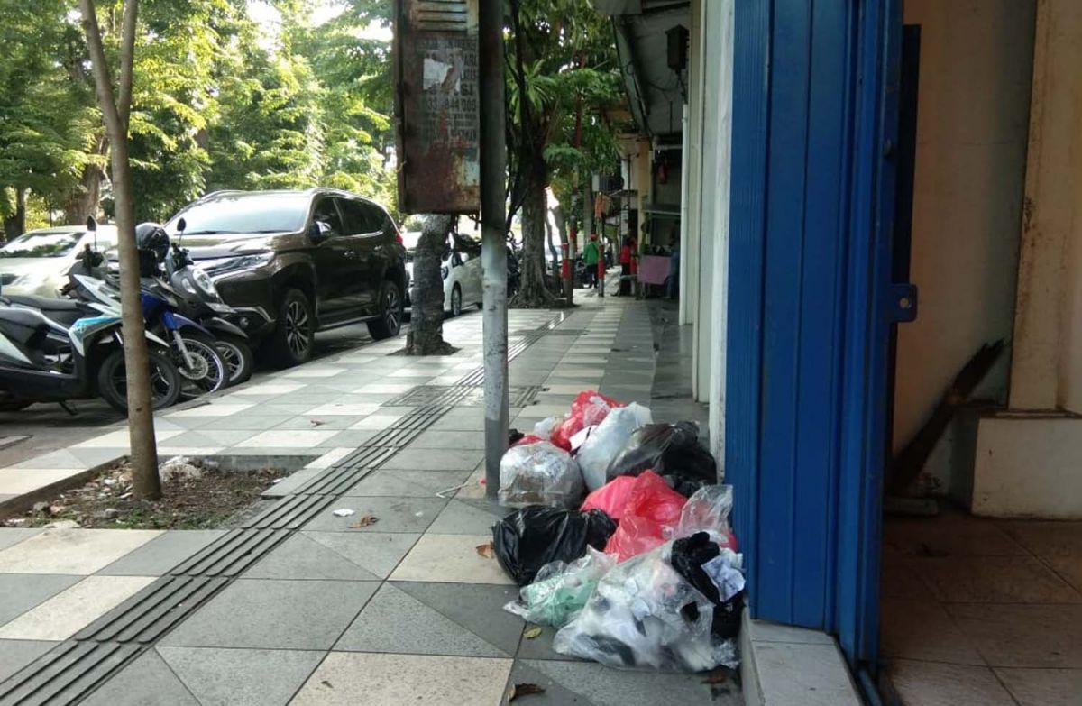 Tumpukan sampah di trotoar Jalan Kertajaya Surabaya (Foto-foto: Fajar Mujianto/jatimnow.com)