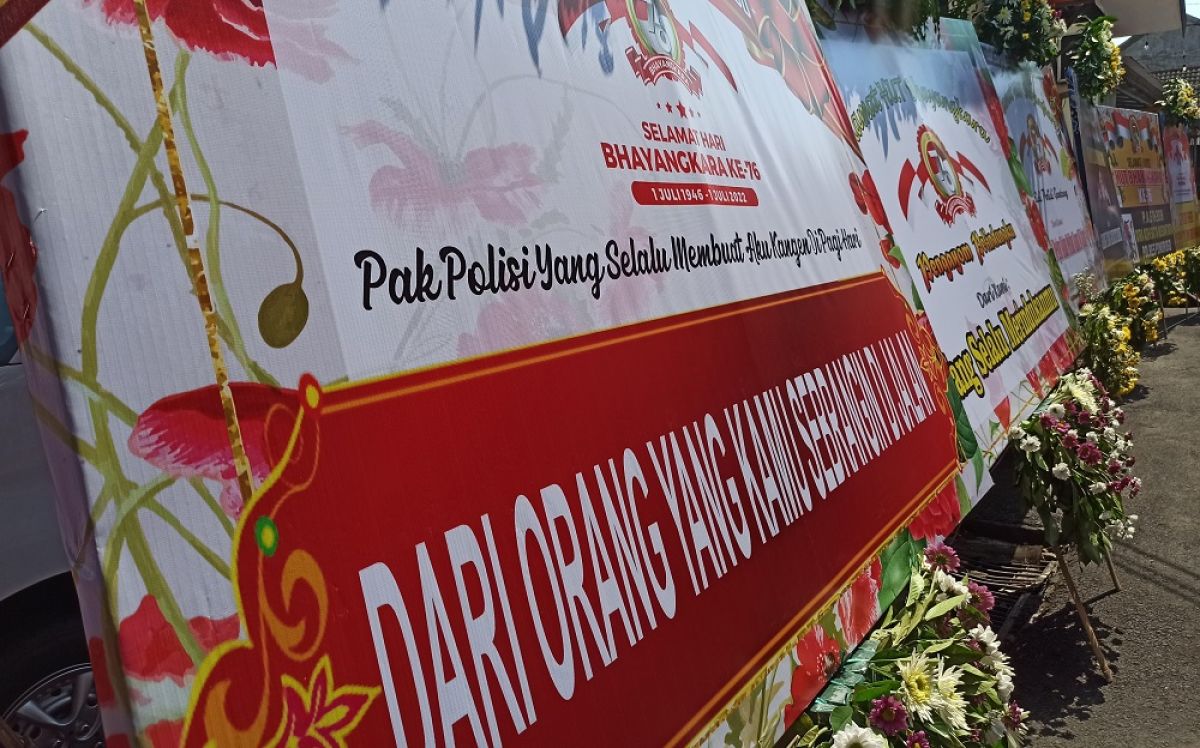 Salah satu karangan bunga di Mapolres Ponorogo. (Foto: Mita Kusuma/jatimnow.com)