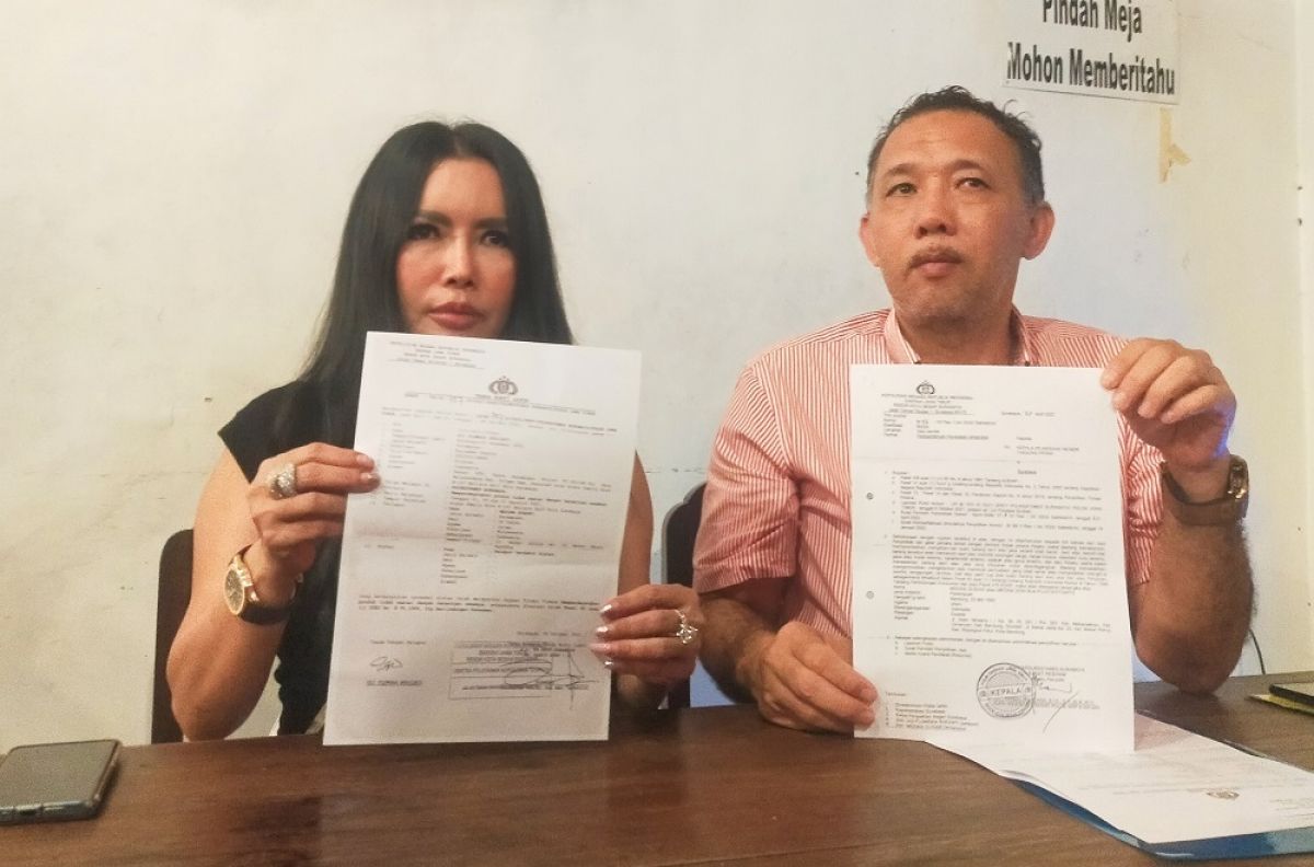 Uci Flowdea Sudjiati menunjukkan surat laporan. (Foto: Farizal Tito/jatimnow.com)