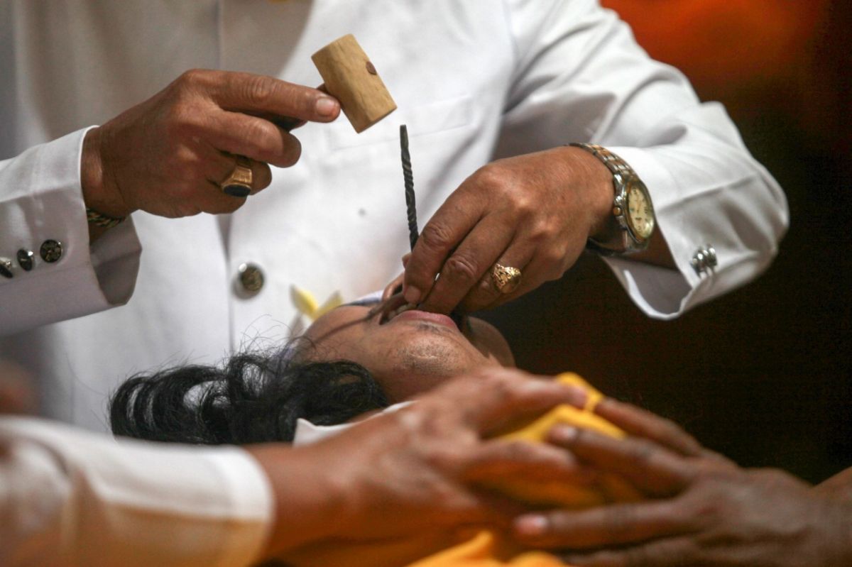 Prosesi upacara Metatah atau potong gigi di Pura Jala Siddhi Amertha, Sidoarjo. (Foto-foto: Zainul Fajar/jatimnow.com)