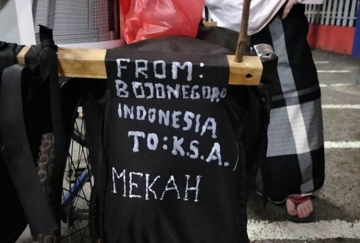 Sepeda angin Pak Tekad, warga Kecamatan Dander, Kabupaten Bojonegoro yang dikayuh menuju Makkah (Foto: Tangkapan layar video/jatimnow.com)