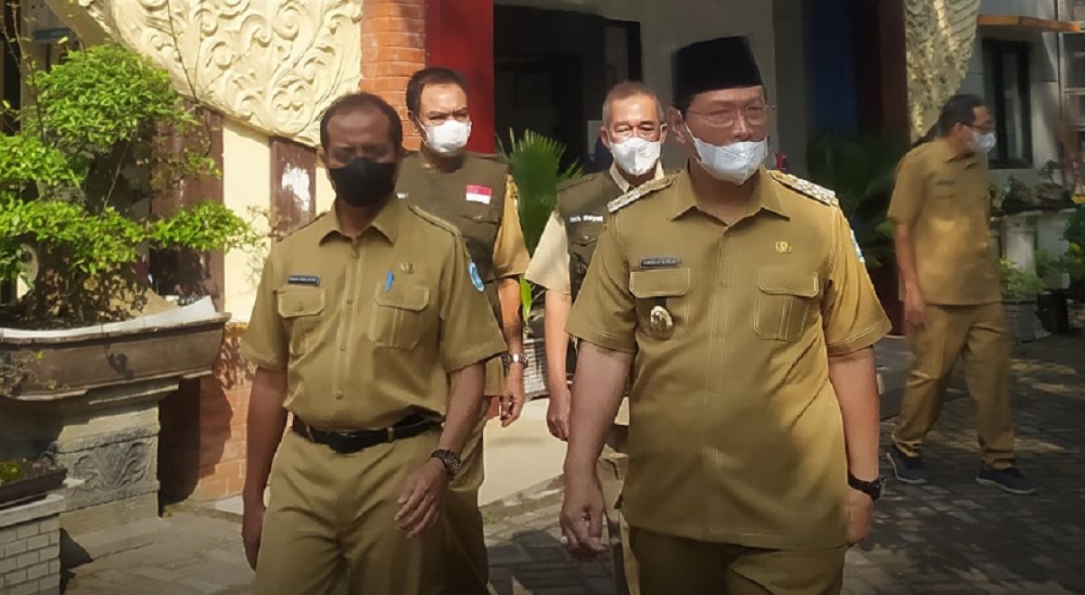 Wabup Lamongan, KH Abdul Rauf didampingi Sekdakab, Moh. Nalikan saat meninjau Dinas Peternakan dan Kesehatan Hewan setempat. (Foto: Adyad Ammy Iffansah/jatimnow.com)